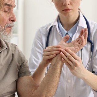 Ízületi gyulladással küzd? Nem mindegy a típusa: különböző kezelést igényel mindahány című cikk nyitóképe