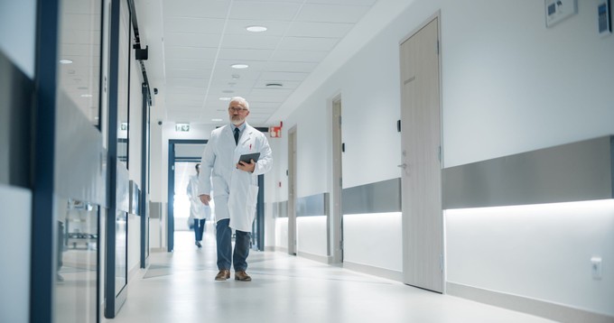 Jelentős fordulat a nyugdíj melletti munkavégzésben – Így változnak a szabályok című cikk nyitóképe