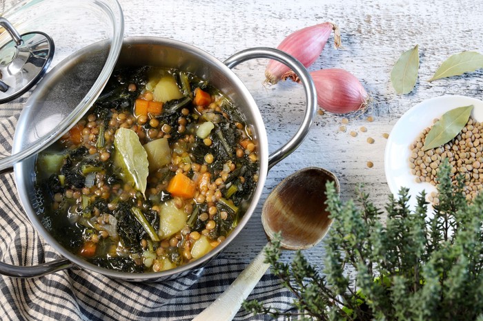 Ez a lencseleves egy valódi kincs: csökkenti a koleszterin- és vércukorszintet, és ha ezt az összetevőt is hozzáadja, antioxidánssá válik!