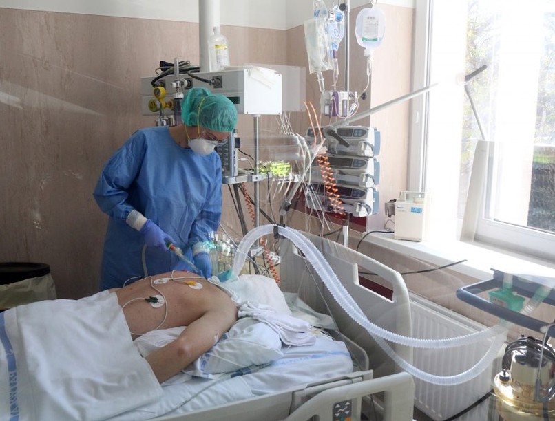 Koronavírus lélegeztetőgép hason fekve