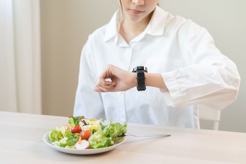 16:8 és hasonló diéták: egy orvos szerint sokan észrevétlenül lépik át ezt a veszélyes határt