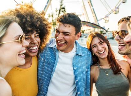 Társaságkedvelő, mégis kívülállónak érzi magát és hamar elfárad? Lehet, hogy otrovertált! című cikk nyitóképe