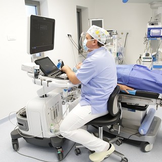 Előrelépés a mellrák és pajzsmirigy műtétekben: elsőként hazánkban oktatnak és alkalmaznak vágás nélküli technikákat című cikk nyitóképe