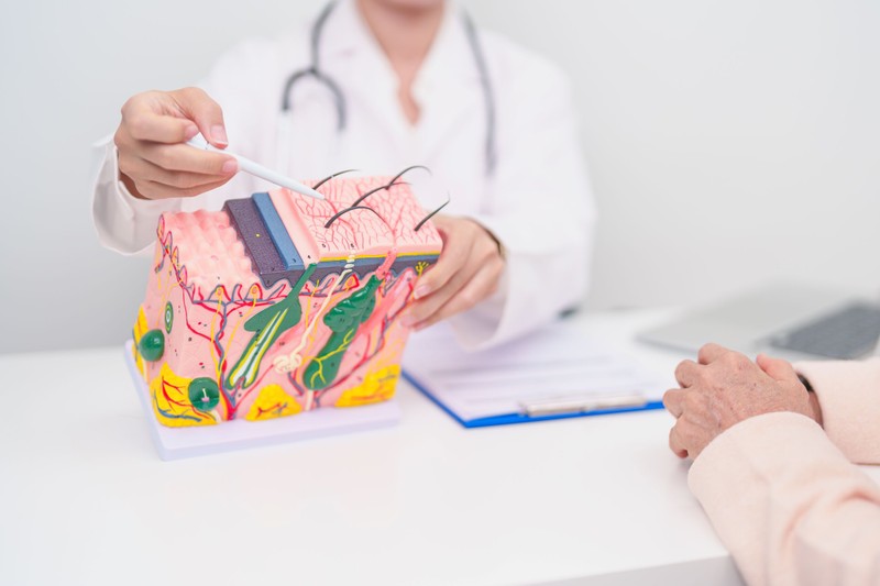 Kemoterápia és hajhullás: mire számíthat, és hogyan enyhíthetők a lelki és fizikai terhek?