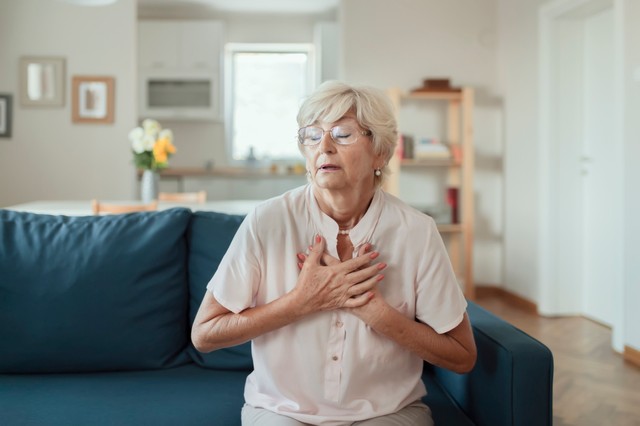 Fáj a mellkasom, kisugárzik a hátamba, nehezen kapok levegőt, menjek orvoshoz? Az orvos válaszol