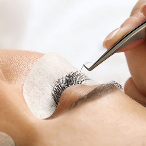 A tökéletes tekintet ára: komoly szemproblémákat okozhat a szempilla hosszabbítás című cikk nyitóképe