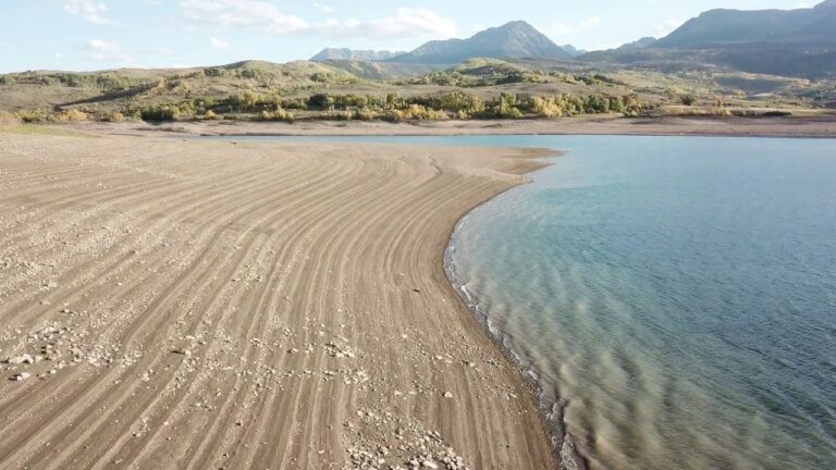 A cunamit különösen veszedelmessé teszi, hogy sokszor minden előjel nélkül érkezik meg a partvidékre. A hullám természetéből adódóan előfordul, hogy a tenger a part mentén visszahúzódik röviddel a cunami érkezése előtt. Külön veszélyforrás lehet, hogy az emberek ilyenkor lemennek a partra bámészkodni, érdekli őket a szokatlan látvány, a hirtelen szárazra került tengerfenék,  és a cunami hirtelen ott éri őket.