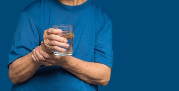 Súlyos betegséget is jelezhet a kézremegés! Ilyen, amikor szervi bajra utal