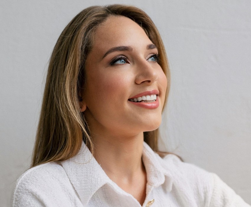 Tóth Réka Ibolya a MNDFL Flow márka és well-being ügynökség alapítója, coach, mindfulness-oktató, jóga- és meditációs tréner.