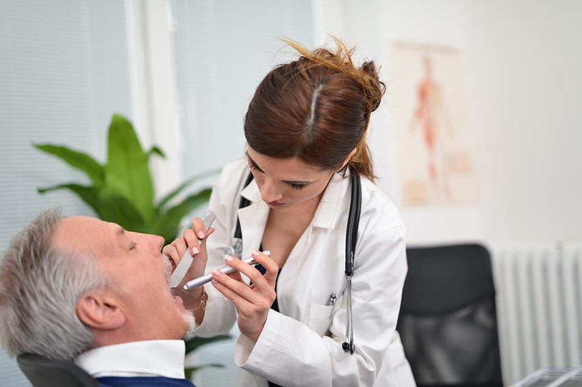 A góckutatás része a mandula és a fogak ellenőrzése