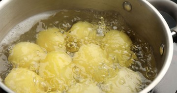 Öntsön ebből a burgonya főzővízébe: meglepően finom lesz tőle
