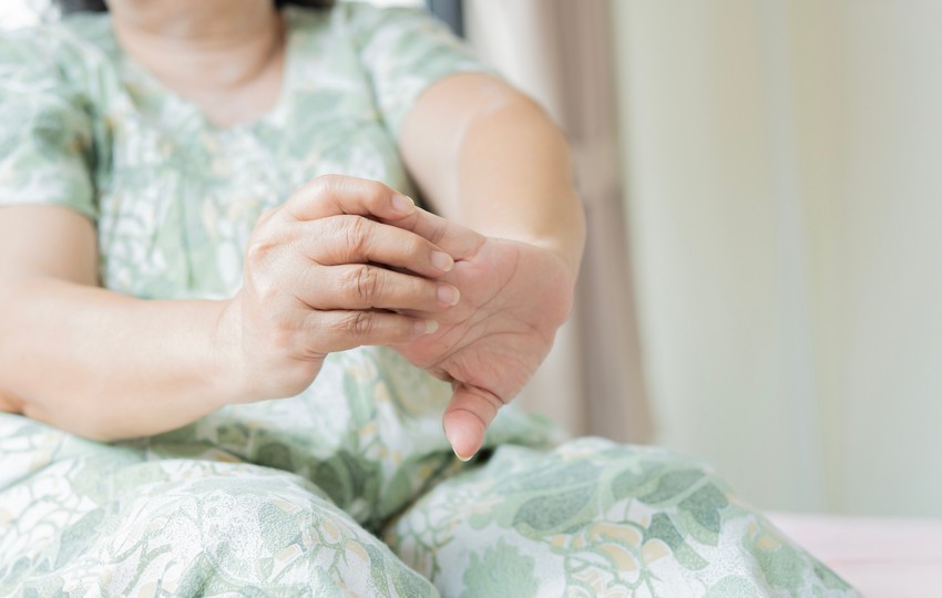 Bár az ízületi gyulladásoknak többféle kiváltó oka lehet, a tünetek nagyrészt megegyeznek. Az ízületi fájdalmakat aszerint lehet csoportosítani, hogy milyen testrészeken jelentkezik, vagy hogy mi a kiváltó oka. 