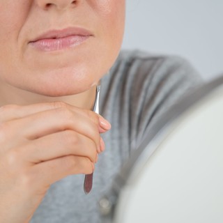 Miről árulkodnak a vékony szőrszálak egy nő állán? Rosszul teszi, ha egyszerűen csak kitépkedi című cikk nyitóképe