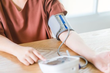 Az orvosok erre figyelmeztetnek: ilyen értéktől veszélyes az alacsony vérnyomás