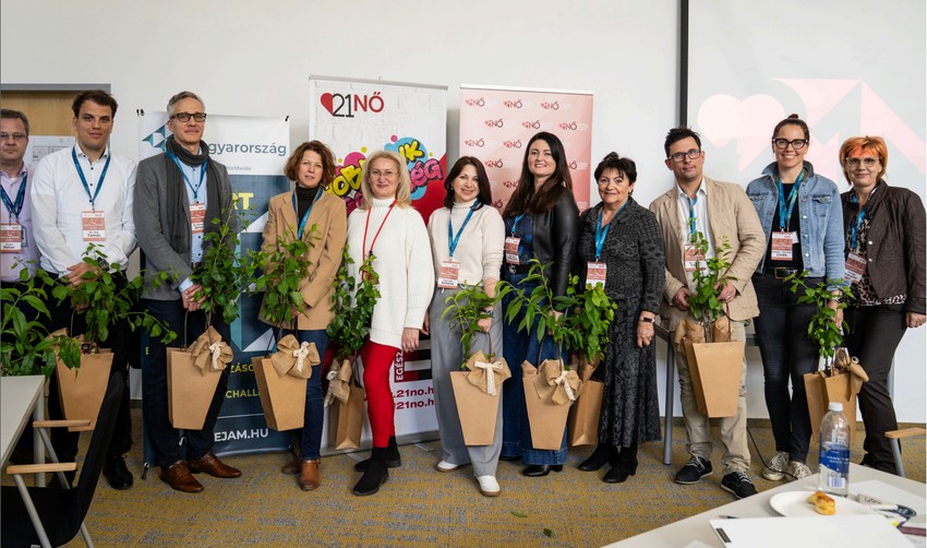 A 21 Nő - MentorProgram újszerű, innovatív, személyes tapasztalatokra épülő programja egyedi módon hozza közelebb, és teszi átláthatóbbá a pályaválasztás előtt álló diákok számára az egészségügyet és az abban rejlő szakmai lehetőségeket.