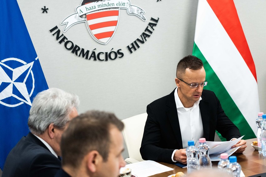 Minden ország aggódik az Ukrajnában rekedt állampolgárai miatt, így távoli országok is kérik a segítségünket.