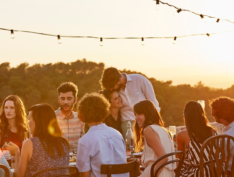 koronavírus, korlátozás, enyhítés, nyár, barátok, vacsora, buli