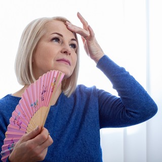 Hőhullámok, ingerlékenység és izzadás a menopauza alatt - ezeket az ételeket kerülje! című cikk nyitóképe