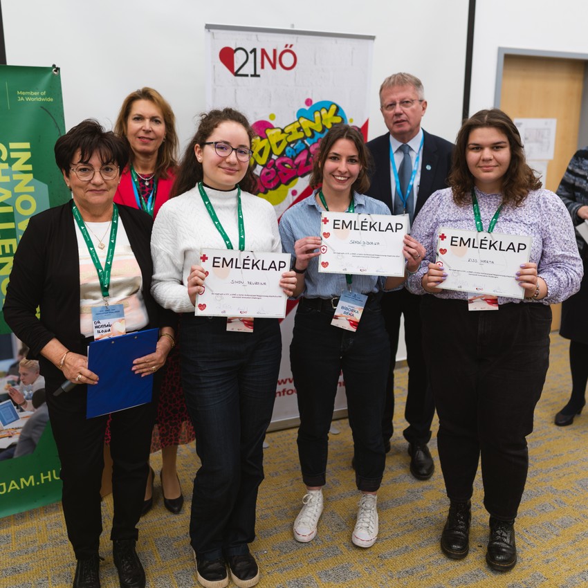 21nő különdíj: Szenved-éjjel-nAPPal - csapattagok: Simon Fruzsina, Szabó Bíborka és Kiss Márta