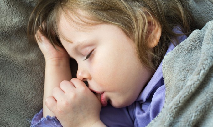 Várjuk meg míg elhagyja magától az ujjszopást a gyermek vagy szoktassuk le? Az orvos válaszol című cikk nyitóképe