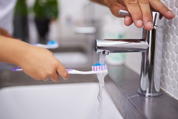 Mégis jobb a hagyományos fogkefe, mint az elektromos? Ezt mondja a szakember