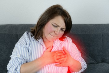 Bal oldali mellkasi fájdalom: ebből lehet tudni, hogy nem a szív okozza