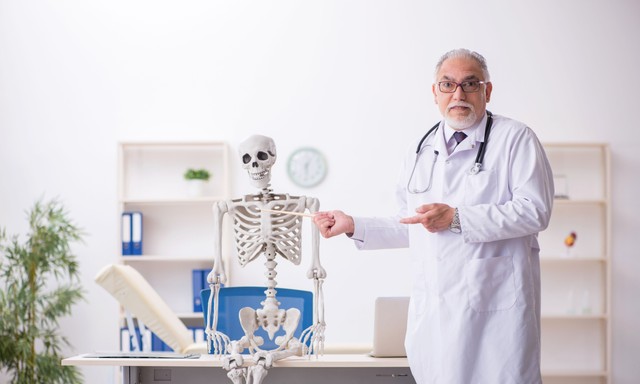 "Meghalt, de már jobban van": bujkáló halottat fogtak a rendőrök