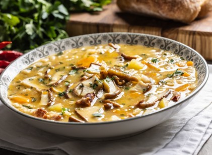 Egészséges tavaszi zöldségleves csiperkével című cikk nyitóképe