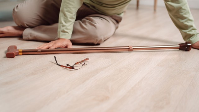 Időskori elesés: ez a jelenség fájdalmasabban érinti a családot, mint maga a fizikai sérülés