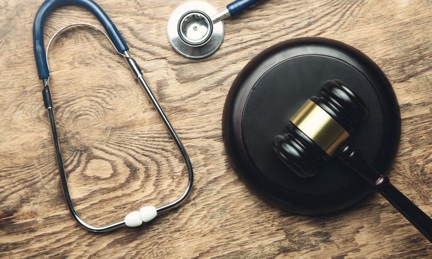 A Szigetszentmiklósi Járási Ügyészség vádat emelt egy mentőápoló ellen, aki nem egészségügyi intézménybe vitt egy eséstől lebénult férfit, hanem annak otthonába szállította mentővel, majd papíron azt jelentette, hogy a sértettet nem is találták meg a kivonuláskor.