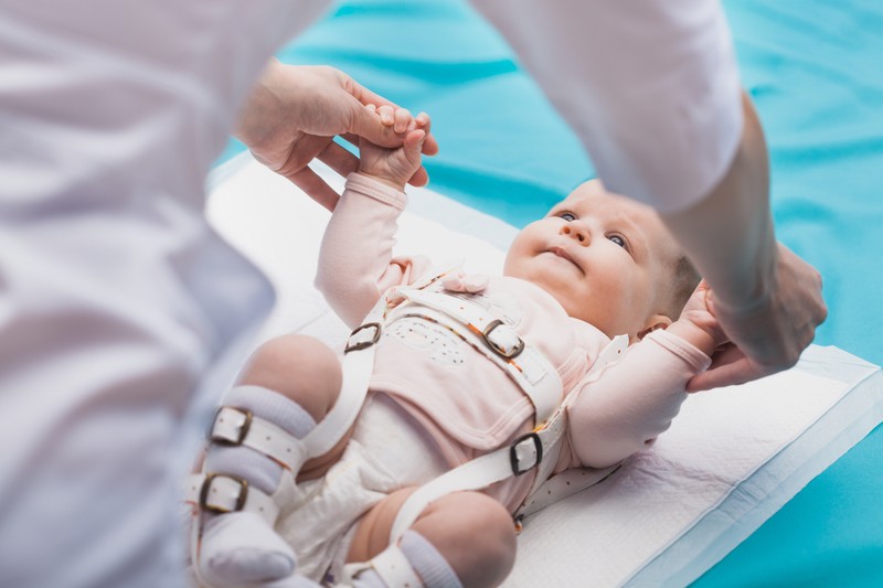 Veleszületett csípőficam tünetei, vizsgálata és kezelése