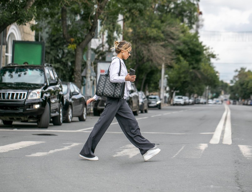 mit jelent átmegy zebrán megköszön autós