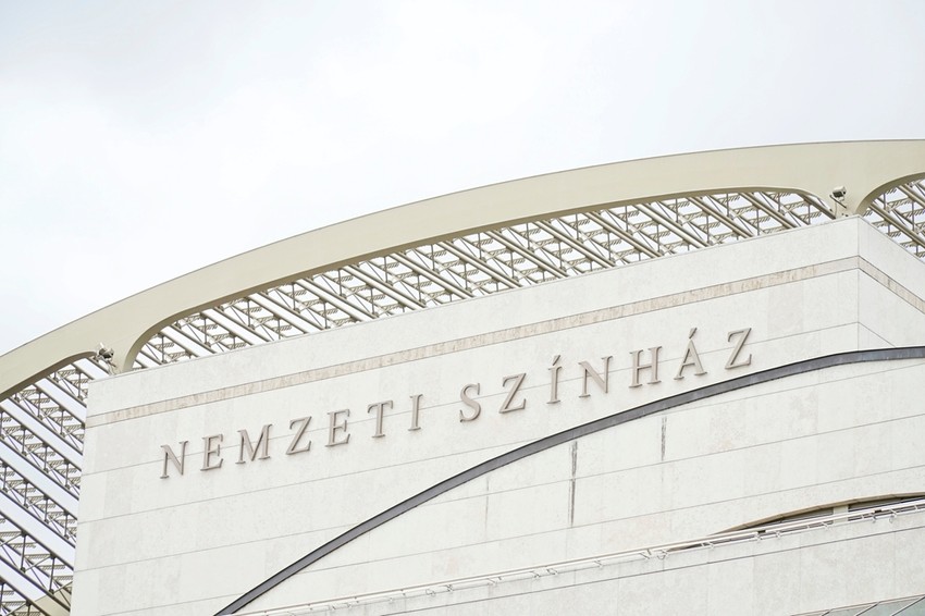 A Nemzetiben történt balesetről a Nemzeti Színház volt igazgatója, Alföldi Róbert a Facebookon tett közzé egy bejegyzést.