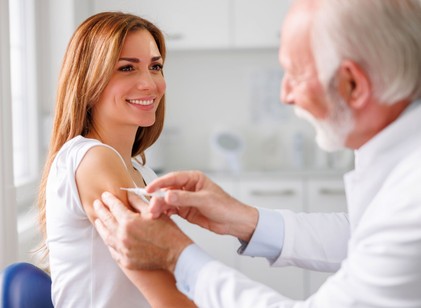 Influenza elleni védőoltás: melyik korosztálynak, és milyen betegségek mellett a legfontosabb kérni? című cikk nyitóképe