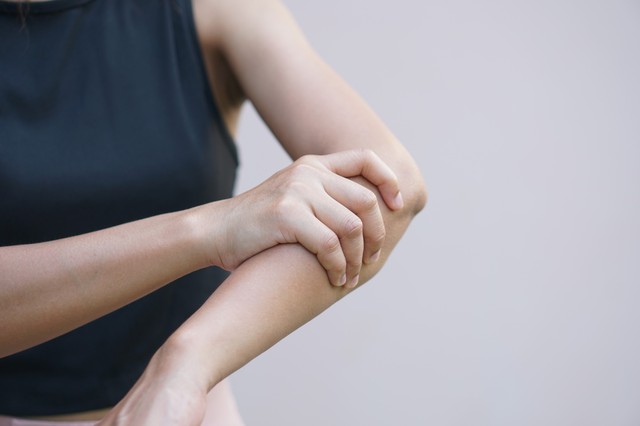 Mitől zsibbad a karom? Orvos mondja el, mikor jelezhet előre szívinfarktust