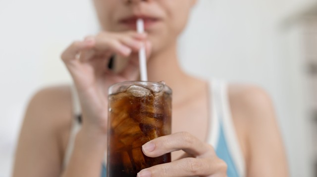 Nem csak az alkohol veszélyes: ezek az italok alattomosan károsíthatják a máját
