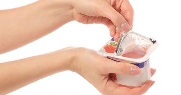  Vajon mi az a folyadék a joghurt tetején? A dietetikusok elárulják, vajon le kell-e róla önteni 