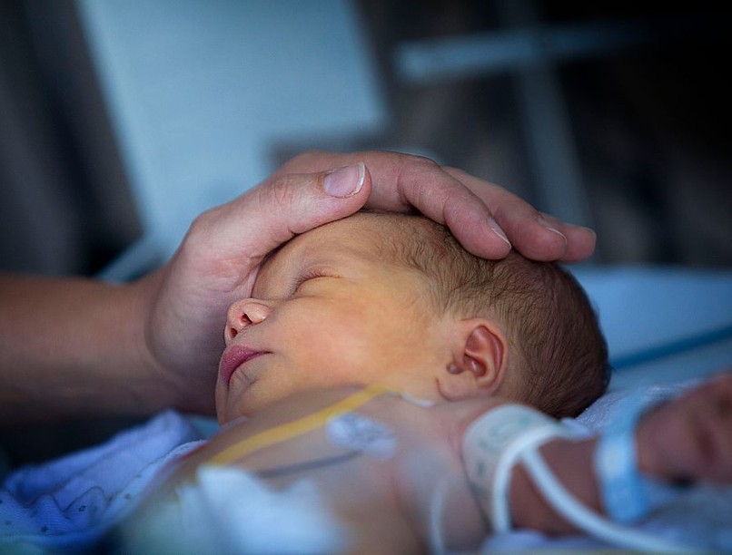 mentők, újraélesztés, csecsemő