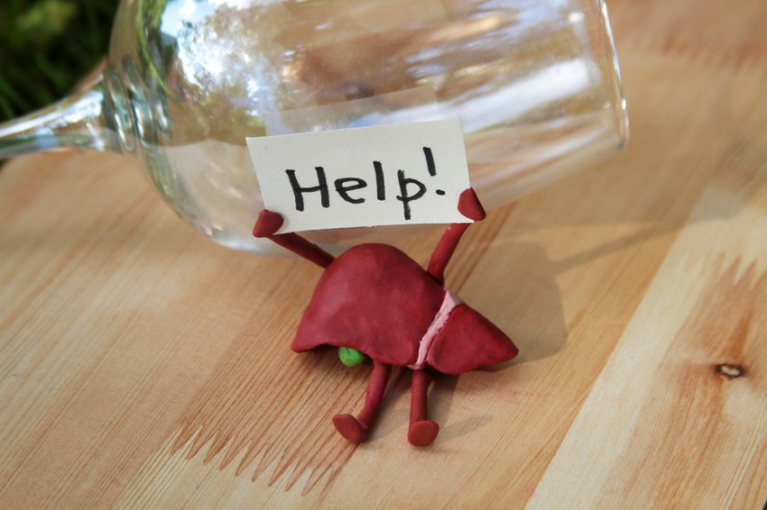 Egy darabig visszafordítható, de bizonyos idő után maradandó májbetegséget okoz az alkohol.