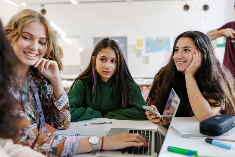 Megdöbbentő kutatás: ezért vonzóbbak a nárcisztikus fiatalok kortársaik szemében!