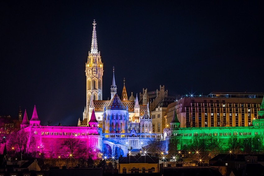 több fővárosi ikonikus épületet is kivilágítottak a ritka betegségek színeiben