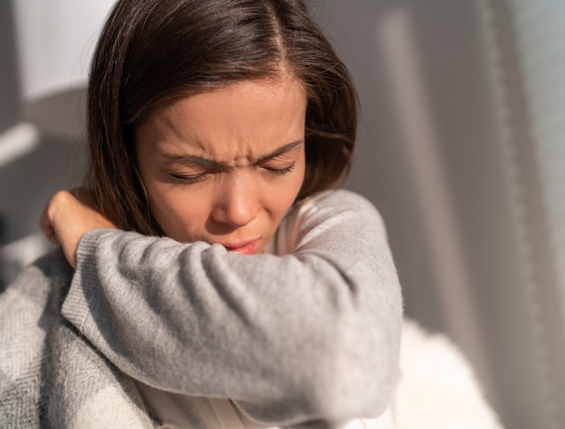 köhögés, koronavírus tünetei, nehézlégzés