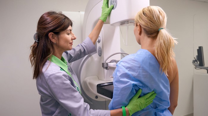 Mennyire fájdalmas a mammográfia és hogyan lehet csökkenteni a kellemetlen érzést? című cikk nyitóképe