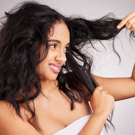 Miért kezd el idővel göndörödni az egyenes haj? című cikk nyitóképe