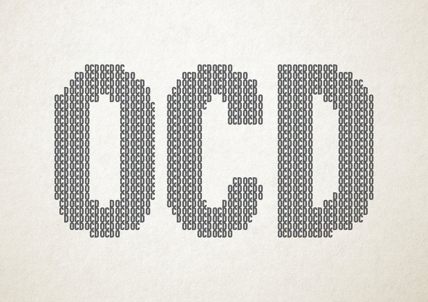 legjellemzőbb tulajdonsága, hogy a beteg akaratán kívül betörő gondolatoktól, félelmektől szenved, majd a feszültség csökkentésére különböző cselekvéseket hajt végre. A kényszergondolatok és kényszercselekvések mindennapi megjelenése akadályozza a beteget a megszokott életvitelében, és jelentős stresszt okoznak számára.