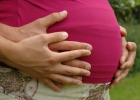 A várandósok kétharmadára leselkedik fizikai veszély a munkahelyen