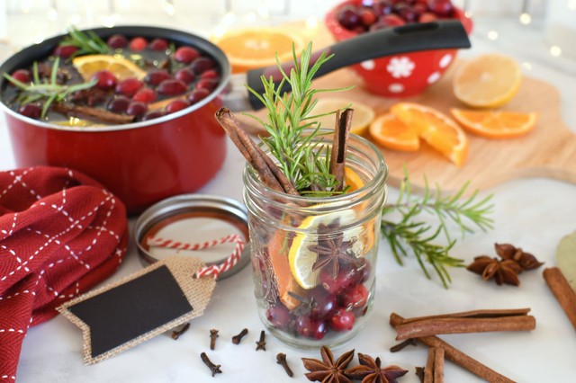 Így készíthet otthon karácsonyi, léleksimogató illatú, természetes légfrissítőt