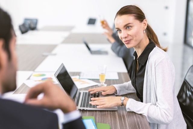 Mit jelent, ha valaki beszéd közben elfordítja a tekintetét? Így olvashatja ki az igazat mások pillantásából