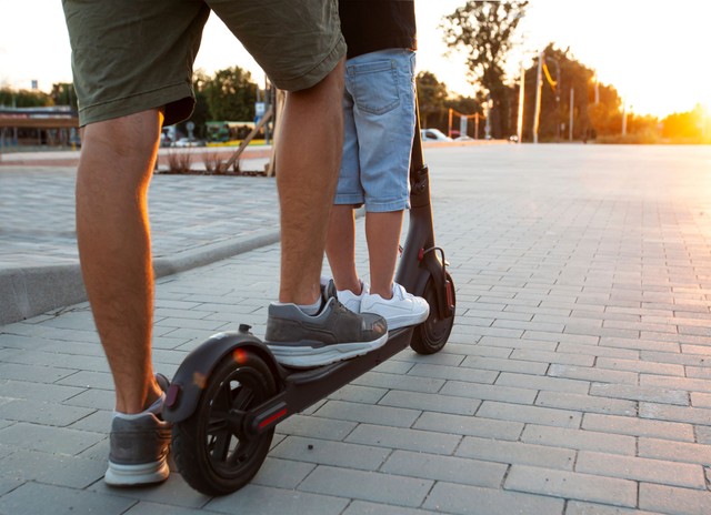 Ketten utaztak egy elektromos rolleren: súlyos fejsérülést szenvedett az egyik tinédzser