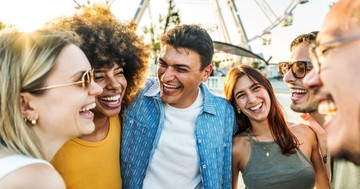  Társaságkedvelő, mégis kívülállónak érzi magát és hamar elfárad? Lehet, hogy otrovertált! 